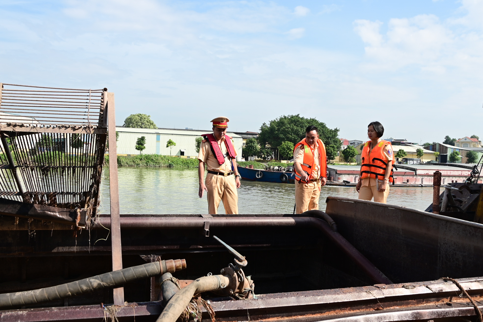 Bắt giữ tàu chở 1.000m3 cát không hóa đơn chứng từ